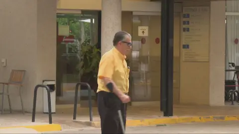 Un anciano, en una residencia Un anciano, en una residencia