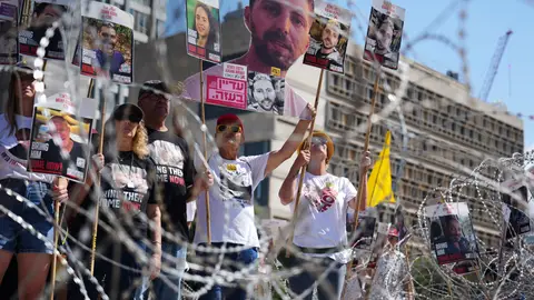 Familiares de rehenes protestan en Tel Aviv. Familiares de rehenes protestan en Tel Aviv.