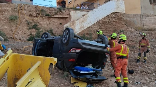 Coche volcado en el barranco de Paiporta (Valencia). Coche volcado en el barranco de Paiporta (Valencia).