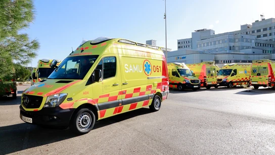 Ambulancia frente al hospital Son Espases, en una imagen de archivo. Ambulancia frente al hospital Son Espases, en una imagen de archivo.