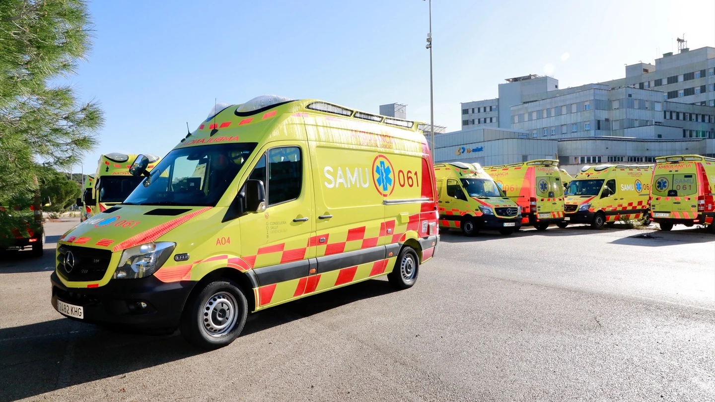 Ambulancia frente al hospital Son Espases, en una imagen de archivo. Ambulancia frente al hospital Son Espases, en una imagen de archivo.