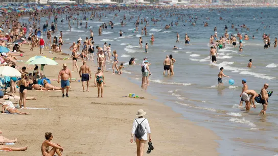 Numerosas personas disfrutan del buen tiempo en la Playa de Las Arenas en Valencia. Numerosas personas disfrutan del buen tiempo en la Playa de Las Arenas en Valencia.