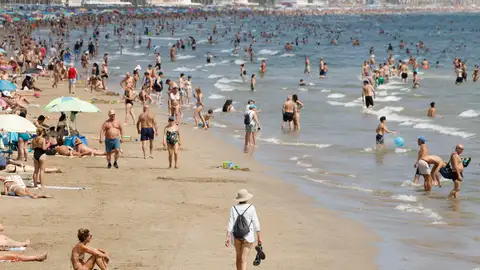 Numerosas personas disfrutan del buen tiempo en la Playa de Las Arenas en Valencia. Numerosas personas disfrutan del buen tiempo en la Playa de Las Arenas en Valencia.