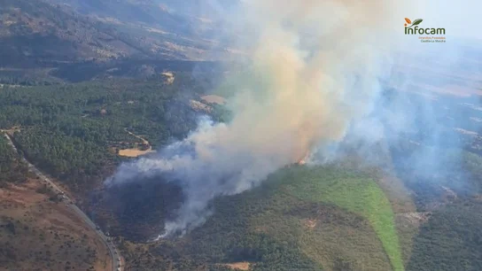 Confinadas 600 personas en dos balnearios de Albacete por un incendio forestal Confinadas 600 personas en dos balnearios de Albacete por un incendio forestal