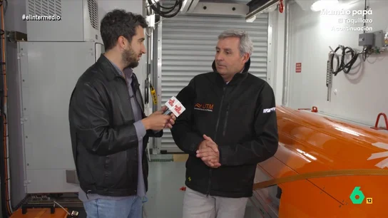 Isma Juárez toca un dron que vale "millones" en un buque del CSIC y lo compara con una roomba El reportero pudo conocer el 'Odón de Buen', un buque de investigación del CSIC. Isma recorría varias de sus estancias con Jordi Sorribas, director de la Unidad de Tecnología Marina, y el capitán del barco, Alejandro Marín.