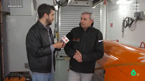 Isma Juárez toca un dron que vale "millones" en un buque del CSIC y lo compara con una roomba El reportero pudo conocer el 'Odón de Buen', un buque de investigación del CSIC. Isma recorría varias de sus estancias con Jordi Sorribas, director de la Unidad de Tecnología Marina, y el capitán del barco, Alejandro Marín.