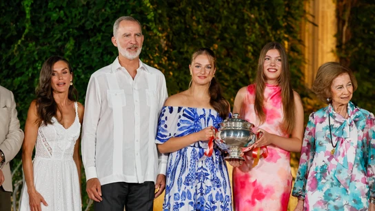 Los reyes Felipe VI y Letizia, la princesa Leonor y la infanta Sofía, con el Trofeo de la Copa de la Reina de Voleibol, y la reina Sofía, en Marivent Los reyes Felipe VI y Letizia, la princesa Leonor y la infanta Sofía, con el Trofeo de la Copa de la Reina de Voleibol, y la reina Sofía, en Marivent