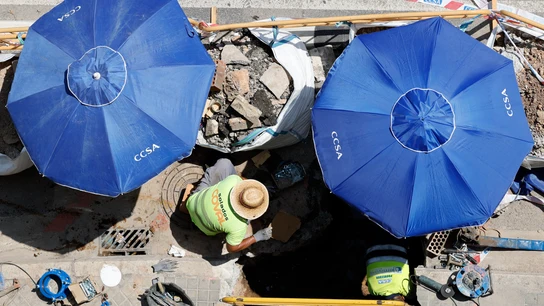 Varios operarios trabajan en una calle de Valencia Varios operarios trabajan en una calle de Valencia