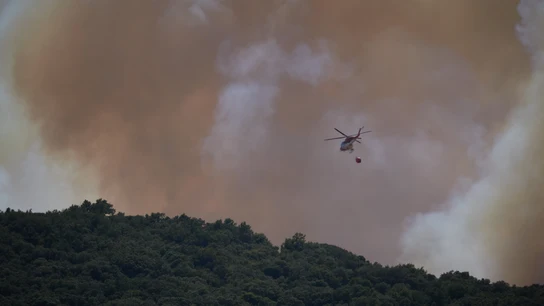 Un helicóptero trata de extinguir el fuego, a 5 de agosto de 2025, en Enériz, Navarra Un helicóptero trata de extinguir el fuego, a 5 de agosto de 2025, en Enériz, Navarra