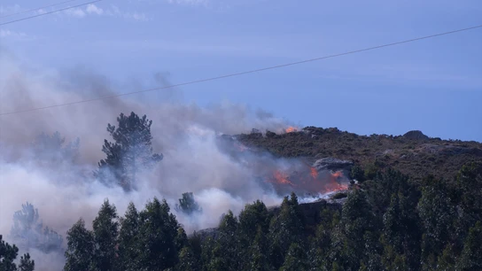 Un nuevo incendio en el municipio coruñés de Ponteceso ha obligado este martes a desalojar a vecinos de la parroquia de Corme Aldea. Un nuevo incendio en el municipio coruñés de Ponteceso ha obligado este martes a desalojar a vecinos de la parroquia de Corme Aldea.