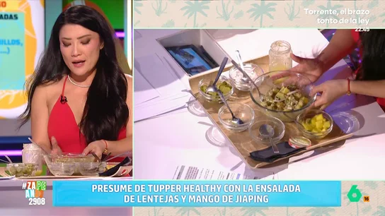Presume de tupper saludable con la ensalada de lentejas y mango de Jiaping La colaboradora de Zapeando muestra como elaborar esta refrescante receta cuya elaboración es muy sencilla y rápida. Descubre el paso a paso en el vídeo principal.