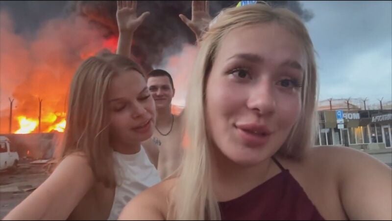 Jóvenes se graban un TikTok en un ataque de Ucrania