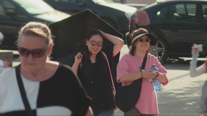 Personas paseando con calor