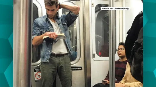 Imagen de un joven leyendo en el metro recogida en la cuenta Hot Dudes Reading Imagen de un joven leyendo en el metro recogida en la cuenta Hot Dudes Reading