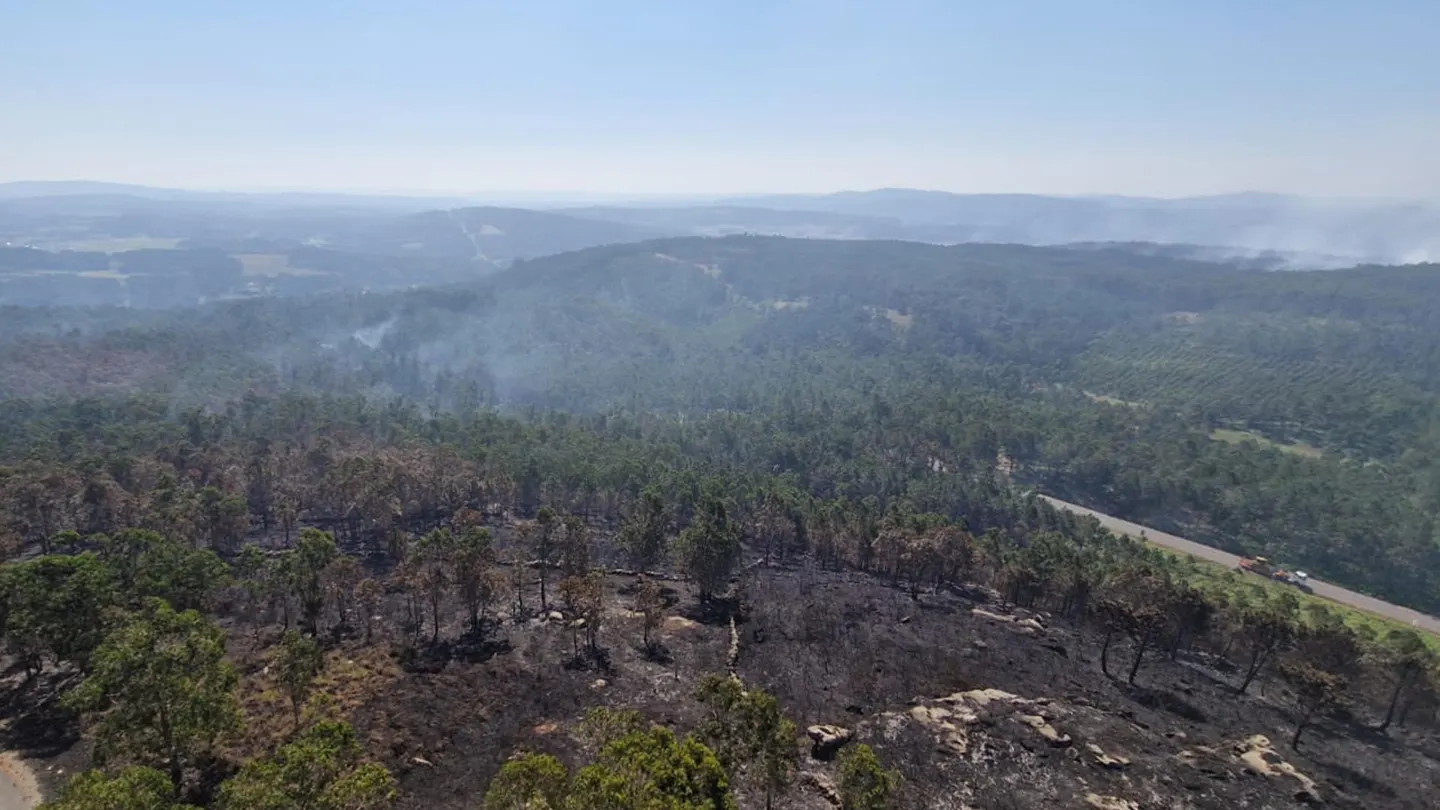 Vista de parte del área quemada en Ponteceso, Galicia. Vista de parte del área quemada en Ponteceso, Galicia.