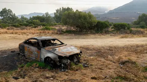 Un coche calcinado por el fuego en Tarifa. Un coche calcinado por el fuego en Tarifa.
