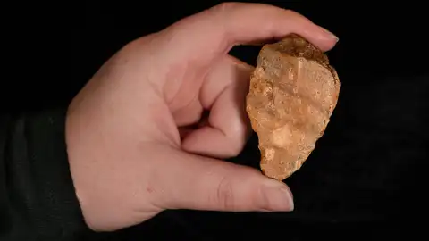 Herramienta de piedra excavada en Calio, Sulawesi Herramienta de piedra excavada en Calio, Sulawesi
