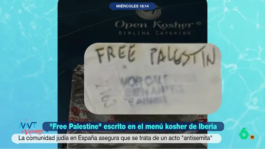 Polémica en un vuelo de Iberia: las bandejas de comida kosher incluían el mensaje 'Free Palestine' Tras descubrir el mensaje, los pasajeros se mostraron muy enfadados con el texto que consideran antisemita. El comandante salió a pedir disculpas y la tripulación se puso en todo momento al servicio de los pasajeros.