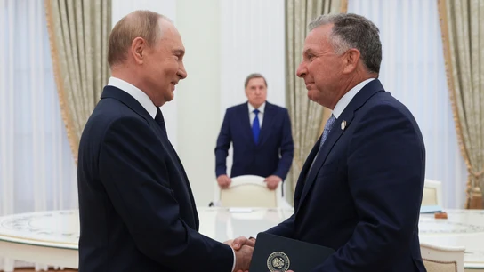 Vladímir Putin saluda a Steve Witkoff durante su reunión en Moscú Vladímir Putin saluda a Steve Witkoff durante su reunión en Moscú