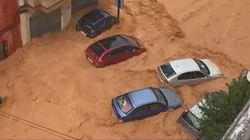 Coches arrastrados por la riada de la DANA