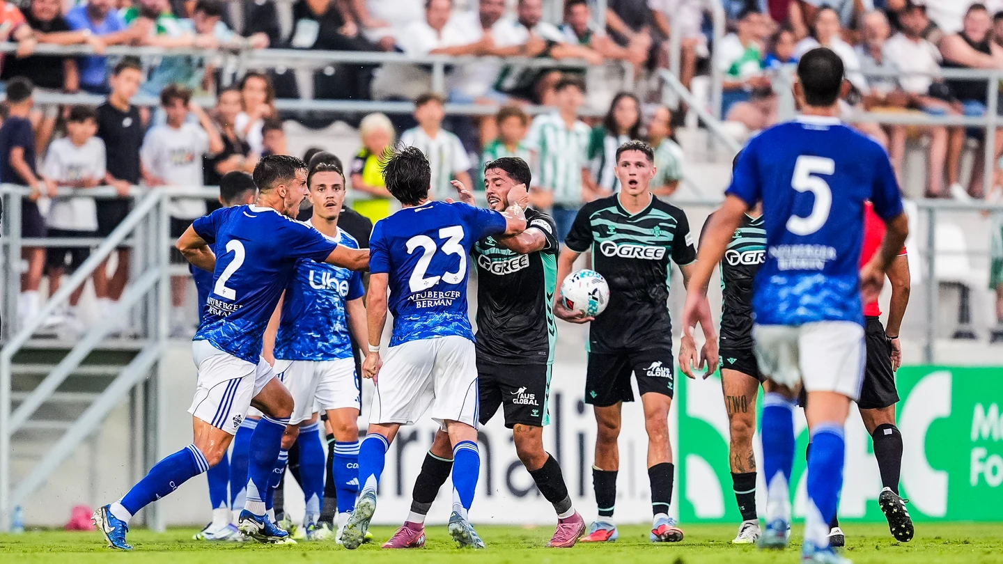 Pelea entre los jugadores del Betis y el Como Pelea entre los jugadores del Betis y el Como