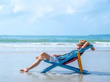 Hombre tumbado en la playa Hombre tumbado en la playa