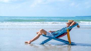 Hombre tumbado en la playa