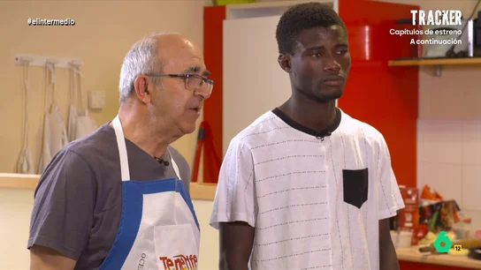 Juan, colaborador en el proyecto de Accem Granada: "A España le falta integrar, todos somos seres humanos" Este proyecto une a jóvenes migrantes, reciente llegados a nuestro país, con vecinos del barrio. Estos imparten a los jóvenes cursos variados, desde informática a cocina, y los jóvenes también enseñan a los vecinos.