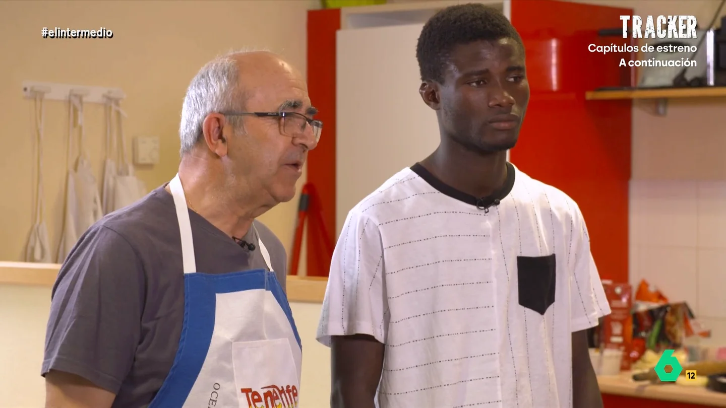 Juan, colaborador en el proyecto de Accem Granada: "A España le falta integrar, todos somos seres humanos" Este proyecto une a jóvenes migrantes, reciente llegados a nuestro país, con vecinos del barrio. Estos imparten a los jóvenes cursos variados, desde informática a cocina, y los jóvenes también enseñan a los vecinos.