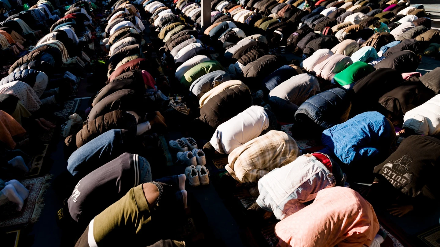 Decenas de personas durante un rezo el último día de Ramadán, en el parque Casino de la Reina, a 30 de marzo de 2025, en Madrid (España). Decenas de personas durante un rezo el último día de Ramadán, en el parque Casino de la Reina, a 30 de marzo de 2025, en Madrid (España).