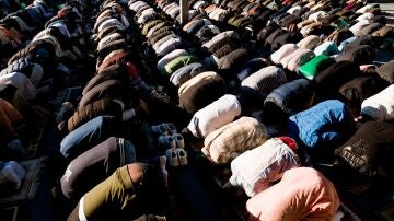 Decenas de personas durante un rezo el &uacute;ltimo d&iacute;a de Ramad&aacute;n, en el parque Casino de la Reina, a 30 de marzo de 2025, en Madrid (Espa&ntilde;a).