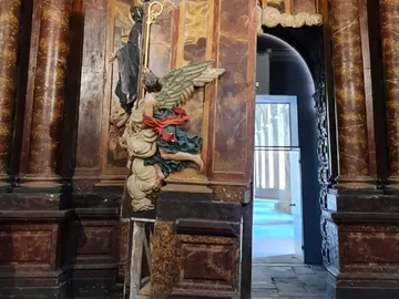 Retablo abierto (acceso al claustro); San Martín Pinario Retablo abierto (acceso al claustro); San Martín Pinario