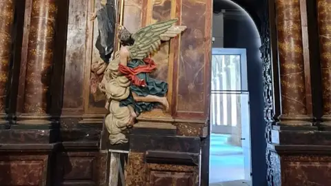 Retablo abierto (acceso al claustro); San Martín Pinario Retablo abierto (acceso al claustro); San Martín Pinario