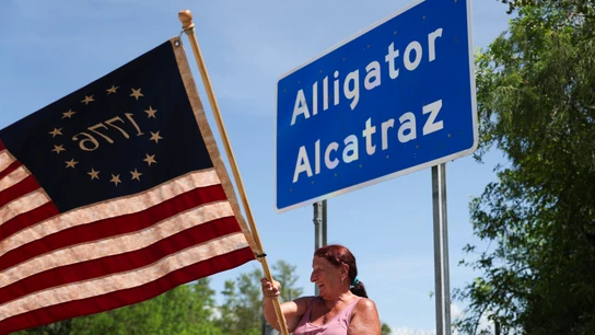 Una mujer ondea la bandera de Estados Unidos a las puertas de 'Alligator Alcatraz' Una mujer ondea la bandera de Estados Unidos a las puertas de 'Alligator Alcatraz'