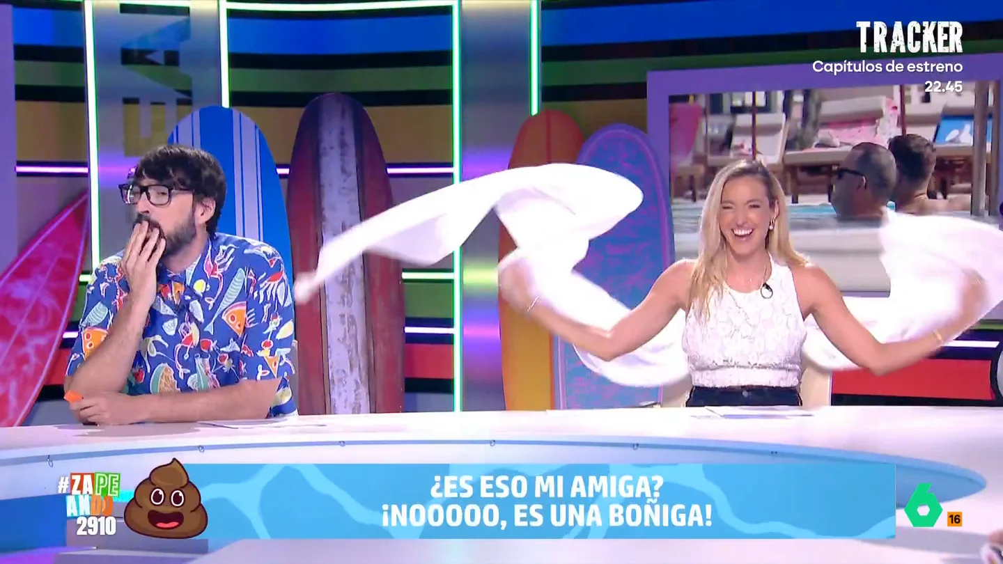 Así es la canción de Zapeando sobre el reto viral del verano: "¿Es eso un tiburón? No, es un mojón" Cada vez son más habituales los cierres de piscinas por culpa del último reto que se ha popularizado en las redes: defecar en las piscinas. No te pierdas la divertida canción en el vídeo principal.