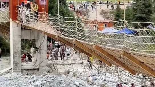 Imágenes del colapso de un puente colgante en Yili, región autónoma Uigur de Xinjiang, China Imágenes del colapso de un puente colgante en Yili, región autónoma Uigur de Xinjiang, China