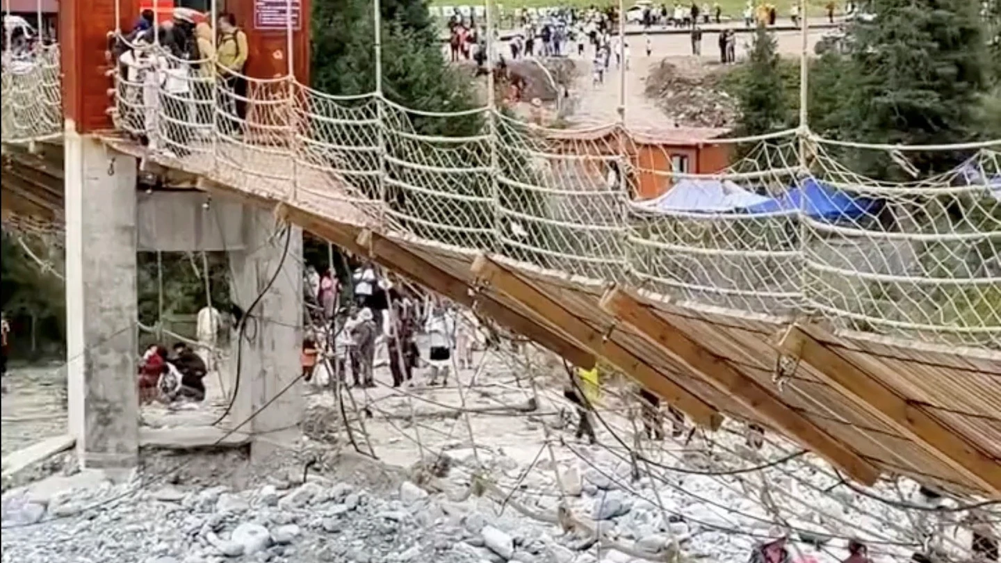 Imágenes del colapso de un puente colgante en Yili, región autónoma Uigur de Xinjiang, China Imágenes del colapso de un puente colgante en Yili, región autónoma Uigur de Xinjiang, China