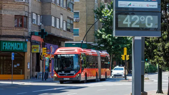 Un termómetro marca 42 grados en una calle de Zaragoza. Un termómetro marca 42 grados en una calle de Zaragoza.