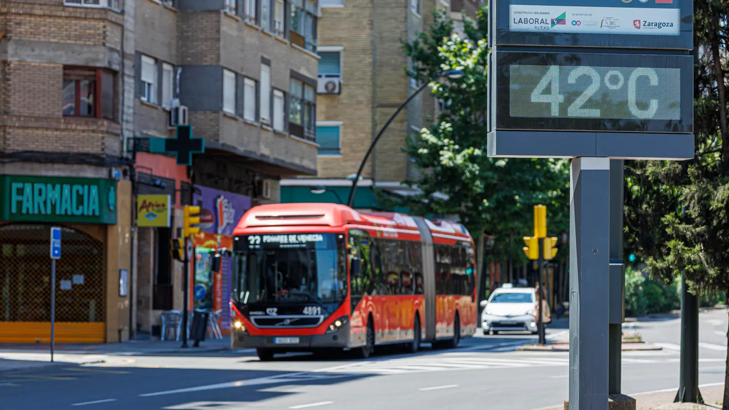 Un termómetro marca 42 grados en una calle de Zaragoza. Un termómetro marca 42 grados en una calle de Zaragoza.