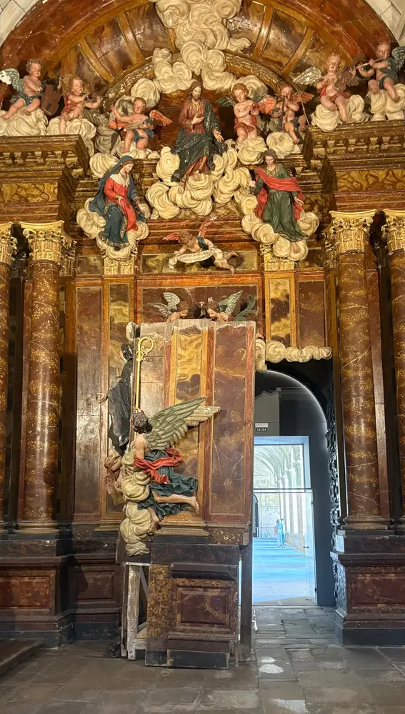 Retablo lateral de la Iglesia de San Martín Pinario (acceso al claustro) Retablo lateral de la Iglesia de San Martín Pinario (acceso al claustro)