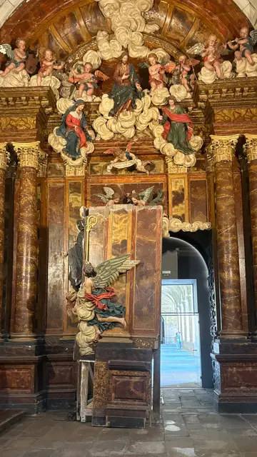 Retablo lateral de la Iglesia de San Martín Pinario (acceso al claustro) Retablo lateral de la Iglesia de San Martín Pinario (acceso al claustro)