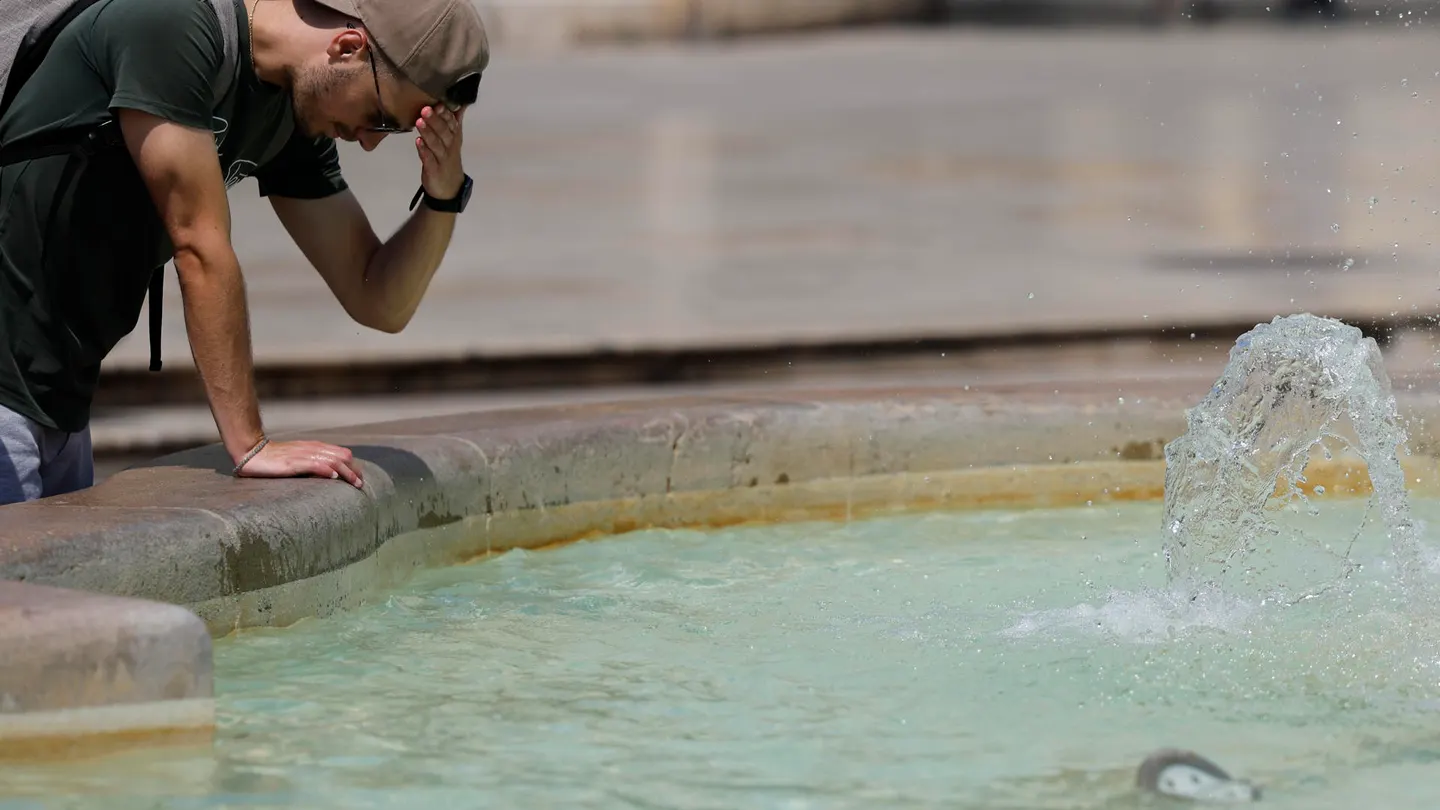 La gente se protege y refresca este martes en el centro de Valencia. La gente se protege y refresca este martes en el centro de Valencia.