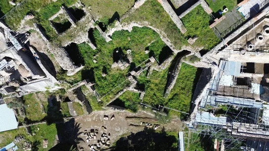 El yacimiento de Pompeya, que quedó sepultado bajo la lava tras una erupción del Vesubio El yacimiento de Pompeya, que quedó sepultado bajo la lava tras una erupción del Vesubio