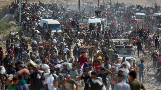 Palestinos buscan ayuda humanitaria de la Fundación Humanitaria de Gaza (GHF), respaldada por Estados Unidos, en el centro de la Franja de Gaza, el 4 de agosto de 2025. Palestinos buscan ayuda humanitaria de la Fundación Humanitaria de Gaza (GHF), respaldada por Estados Unidos, en el centro de la Franja de Gaza, el 4 de agosto de 2025.