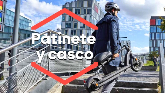Un conductor de patinete, con casco Un conductor de patinete, con casco