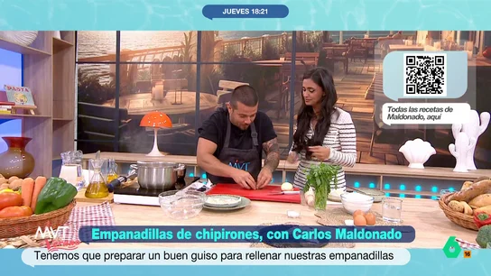 Carlos Maldonado enseña a María Lamela a picar perejil: "La tela la corto bien" El chef enseña una técnica sencilla para cortar esta hierba aromática. Este ingrediente forma parte de la receta que ha propuesto en Más Vale Tarde.