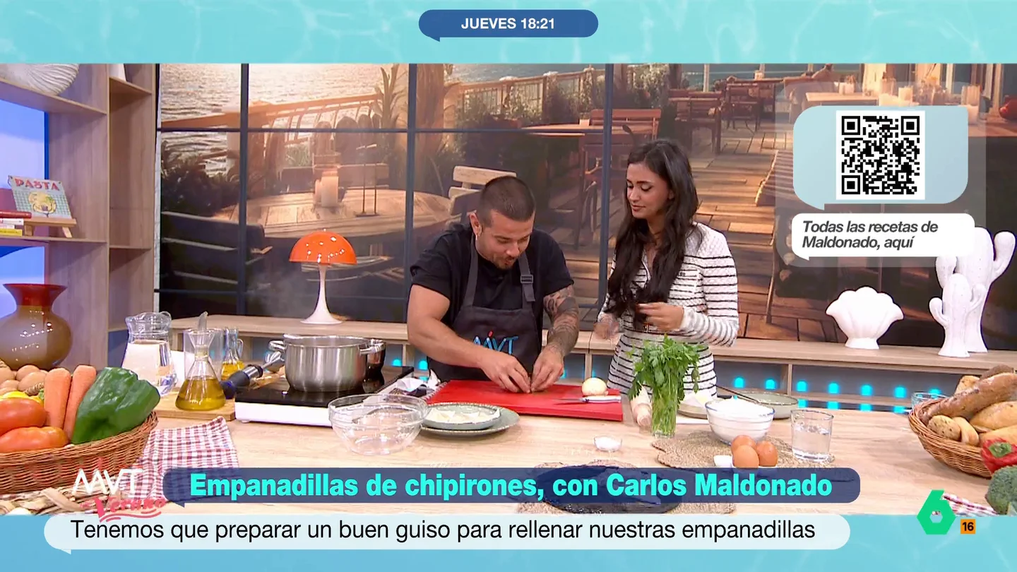Carlos Maldonado enseña a María Lamela a picar perejil: "La tela la corto bien" El chef enseña una técnica sencilla para cortar esta hierba aromática. Este ingrediente forma parte de la receta que ha propuesto en Más Vale Tarde.