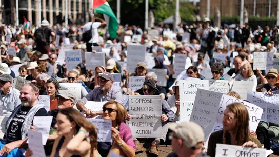 Multitudinaria protesta contra la ilegalización de Palestine Action en Londres. Multitudinaria protesta contra la ilegalización de Palestine Action en Londres.