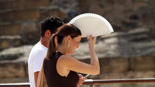 Dos ciudadanos intentando resistir al calor. Dos ciudadanos intentando resistir al calor.