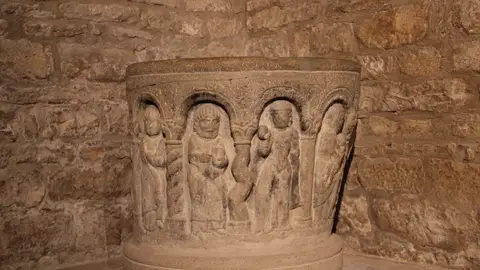 Pila Bautismal en la Iglesia de San Martín Pila Bautismal en la Iglesia de San Martín